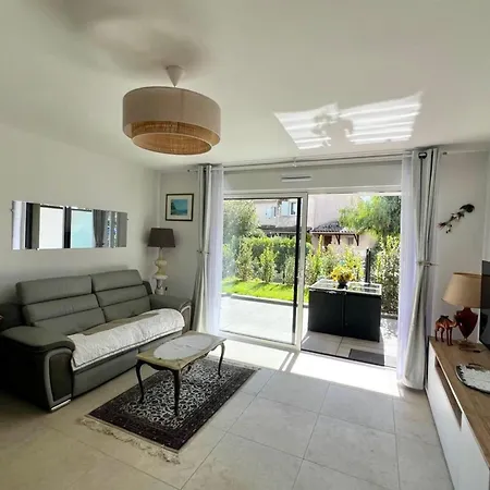 Loubet - En Rez De Jardin - 4 Personnes - Piscine Hébergement de vacances