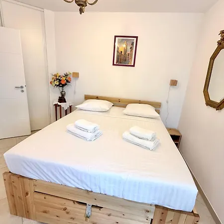 Loubet - En Rez De Jardin - 4 Personnes - Piscine *