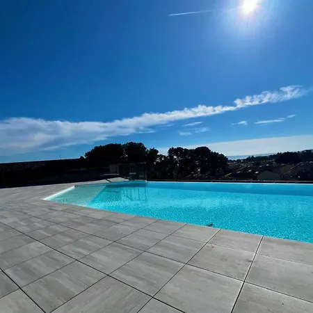 Garden Level 4 Guests Swimming Pool *