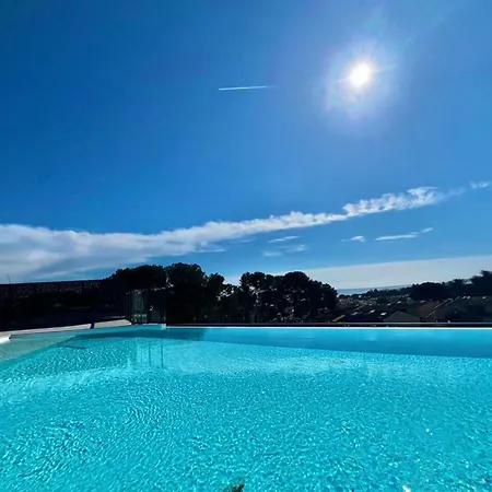 Garden Level 4 Guests Swimming Pool